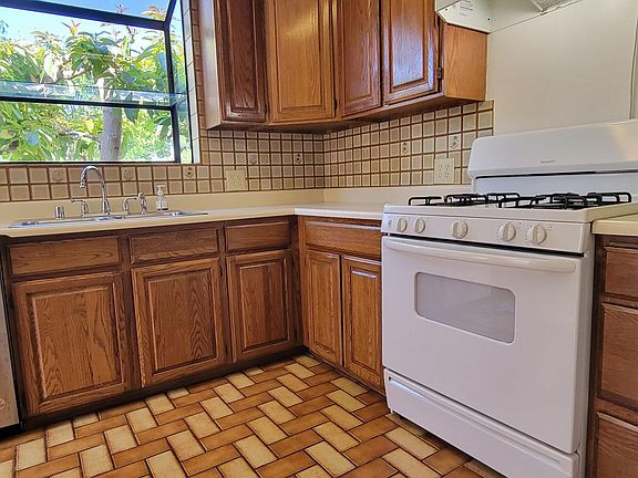 3201 S. Beverly Drive kitchen has 4 burner gas stove and oven.