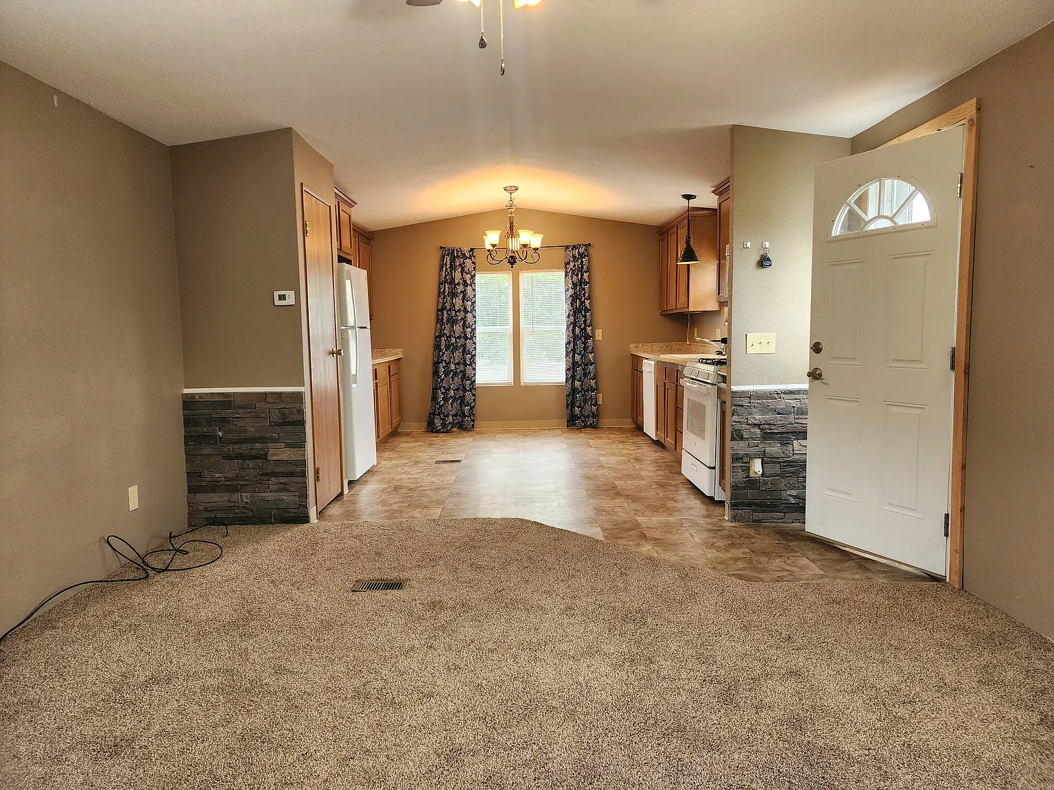 2 bed, 840 sqft, $1,400 — Photo 2