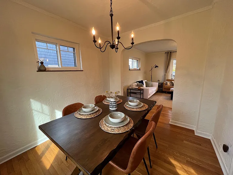 426 Telford Ave — Photo 6