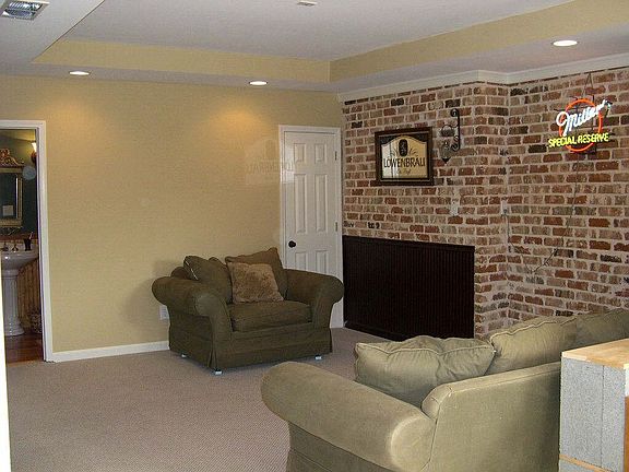 Finished terrace level w/architectural details!