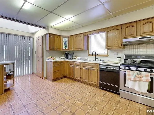 451 Wilfred Terrace image 10 of 21