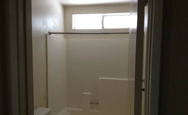2nd image of 916 E 4th St