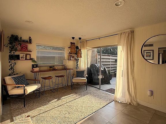 4th image of 1013 Grove St #88