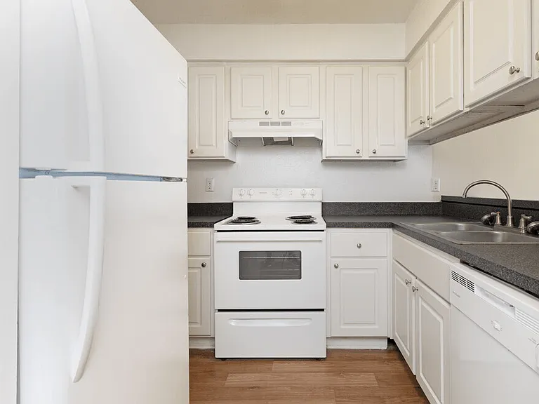 Oak Manor Apartment Homes — Photo 1