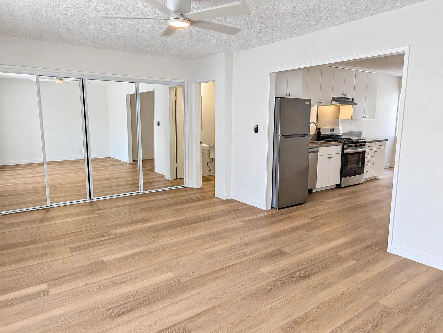 153 S Hayworth Ave — Photo 4