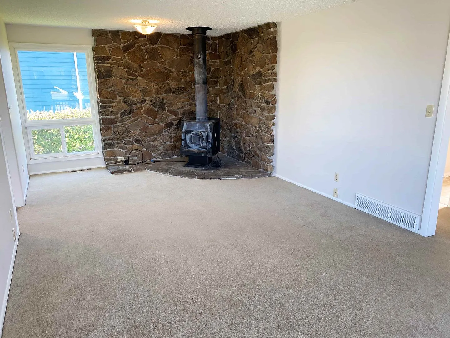 3 bed 1 bath single story home — Photo 2