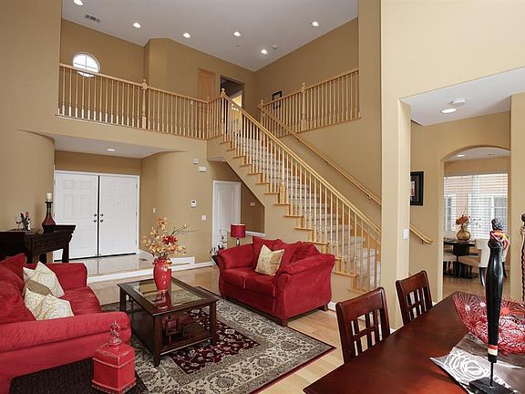 3rd image of 121 Bayview Dr