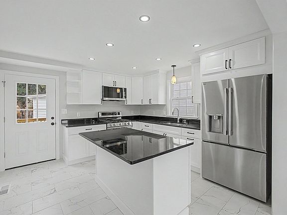 4th image of 298 King St