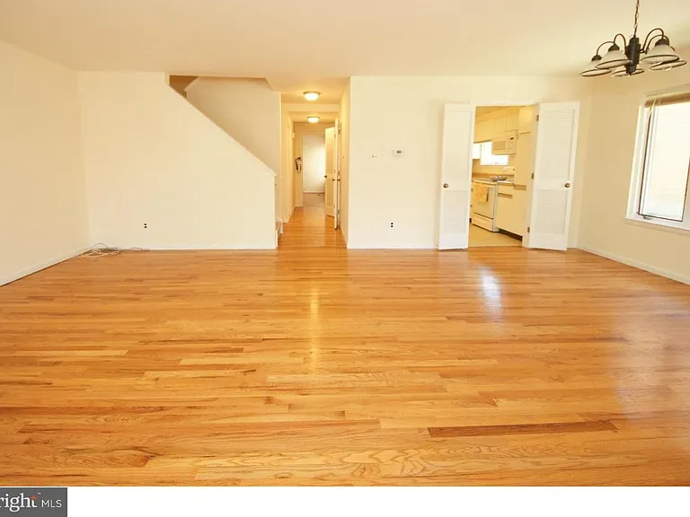 10 Sayre Dr — Photo 2
