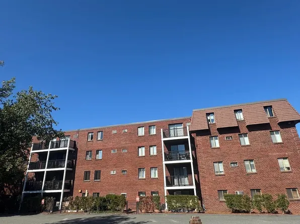 5 Washington St APT B2, Reading, MA 01867