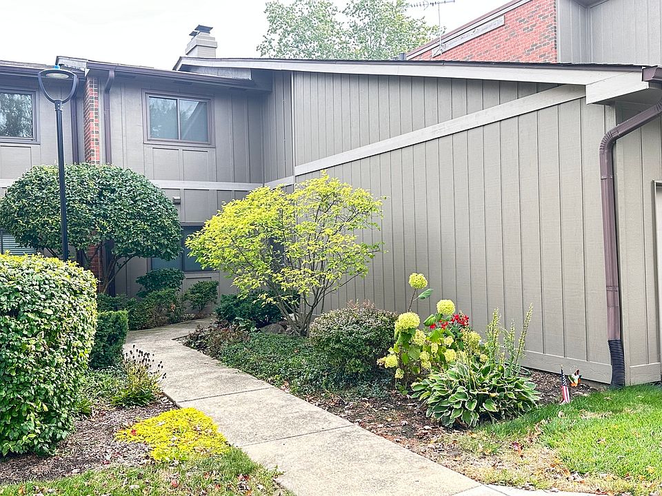 1st image of 29W384 Emerald Green Dr #31C