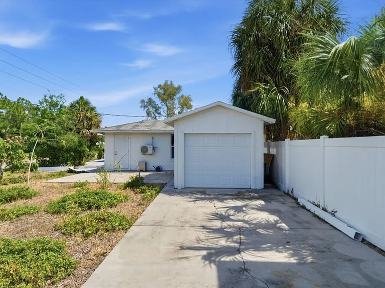 1647 Bay St SE — Photo 41