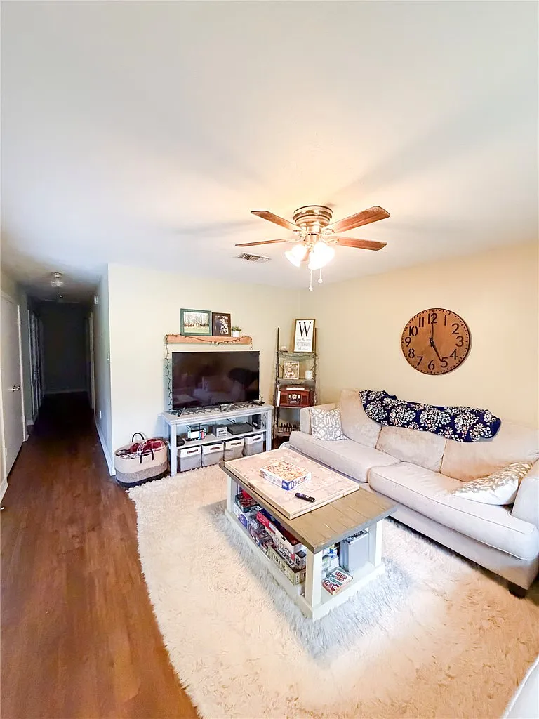 3 bed, 1096 sqft, $1,350 — Photo 4