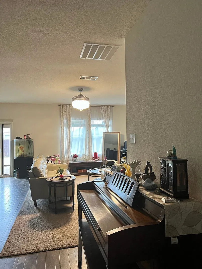 5 Bedroom Single Family Home in Glenn Heights — Photo 3