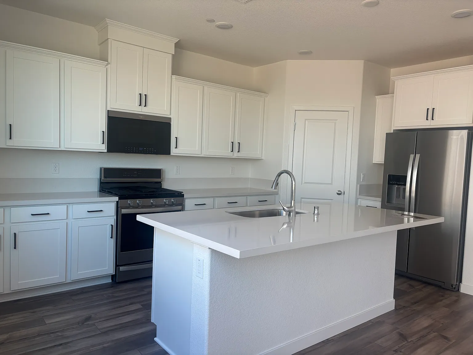 3 bed, 1945 sqft, $2,200 — Photo 2