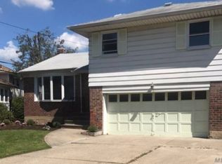 9 Forest Dr, Plainview, NY 11803