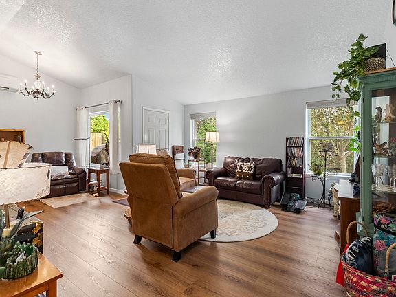 3rd image of 2942 SW Quartz Ave