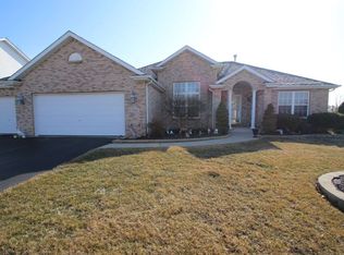 214 Acorn Dr, Poplar Grove, IL 61065