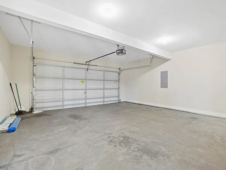 121 Feathers Ln — Photo 17