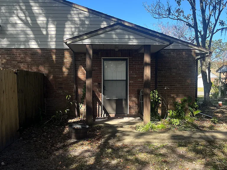 1563 Hancock Ln — Photo 2