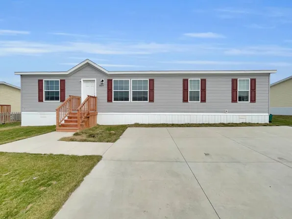 9439 Crystal Tarn Dr, Fenton, MI 48430