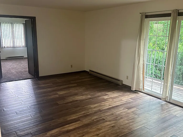 Immaculate Updated 2 Bedroom 1 bath — Photo 9
