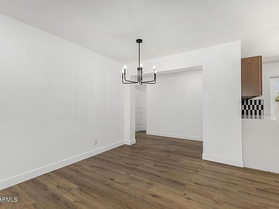 3rd image of 2202 E BAYWOOD Avenue