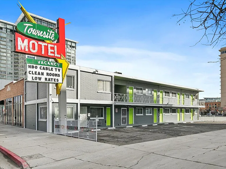 250 W Commercial Row — Photo 1