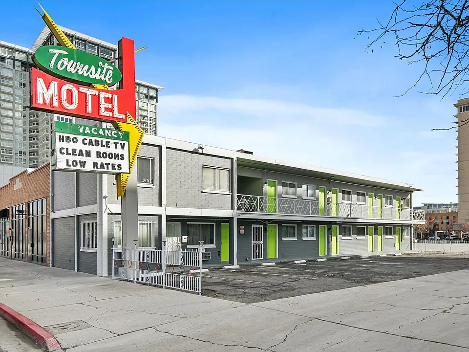 250 W Commercial Row