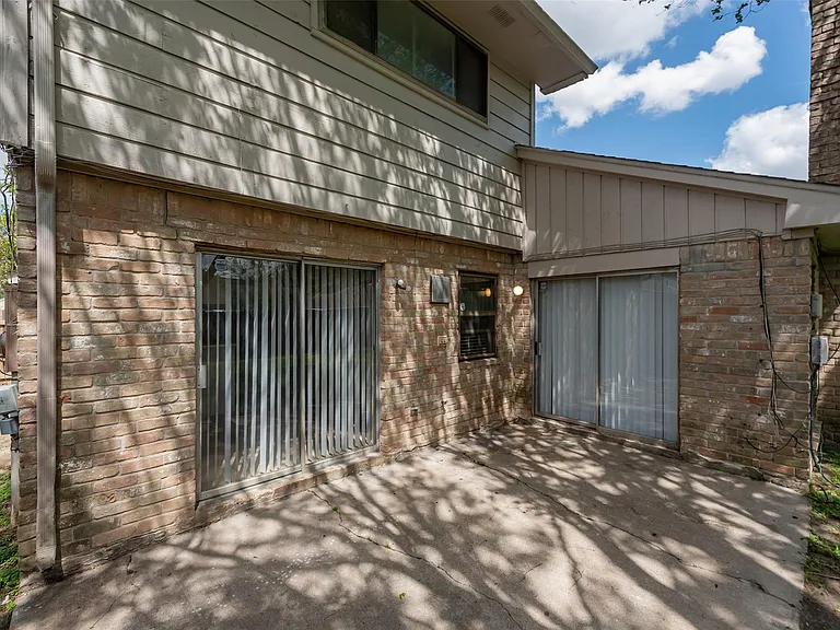 1915 Mustang Springs Dr — Photo 30