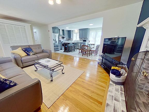 3rd image of 51 Dolphin Way