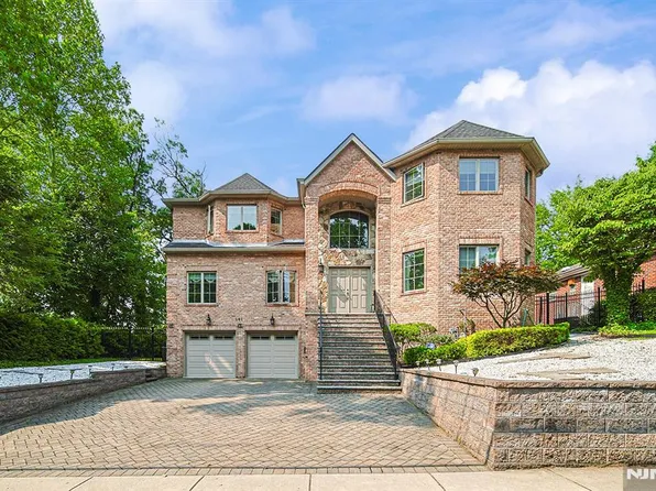 290 McCloud Dr, Fort Lee, NJ 07024