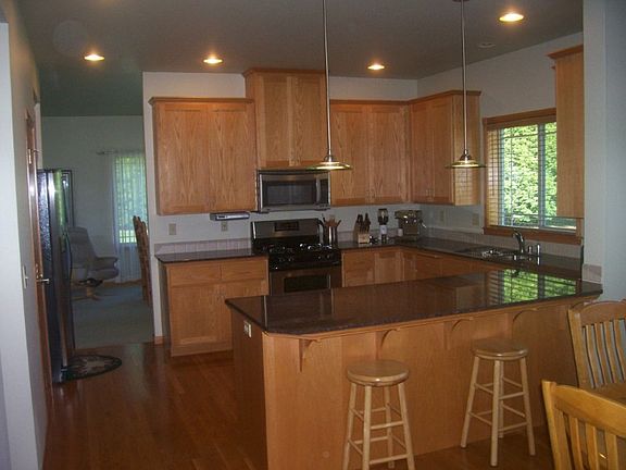 Hardwood floors, granite counter tops, oak cabinets, eating bar area & pantry.
