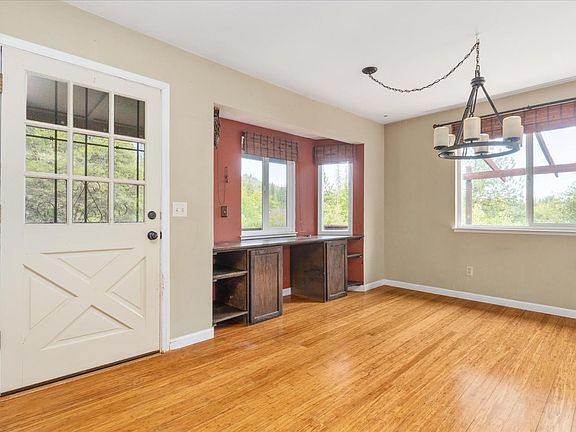 5th image of 233 Sweetwater Dr