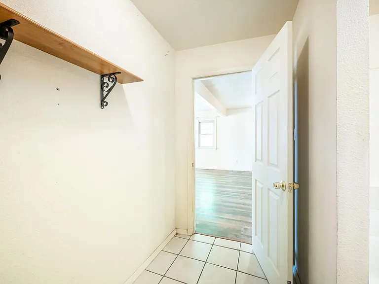 2410 W 13th St — Photo 15