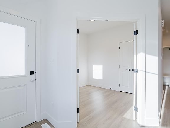 3rd image of 52 Meadowgrove Lndg