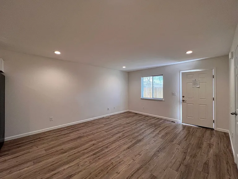 565-567 Churchill (Duplex) — Photo 11