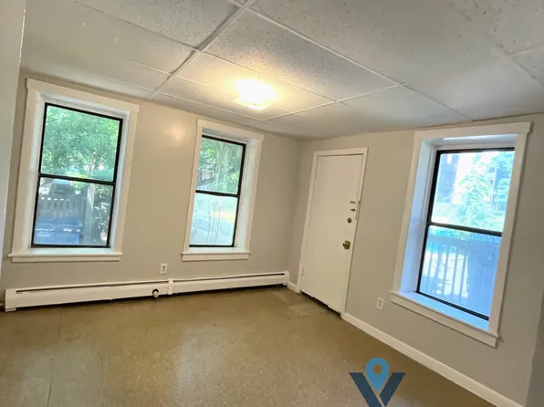 5 Adams St APT 1B, Holyoke, MA 01040