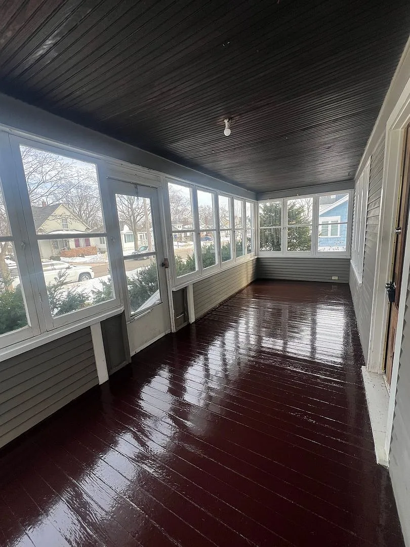 Lovely 2 Bedroom Southside Holland — Photo 3
