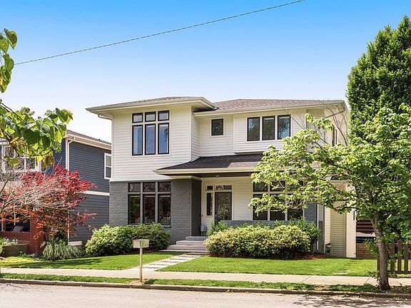 3rd image of 909 Montrose Ave