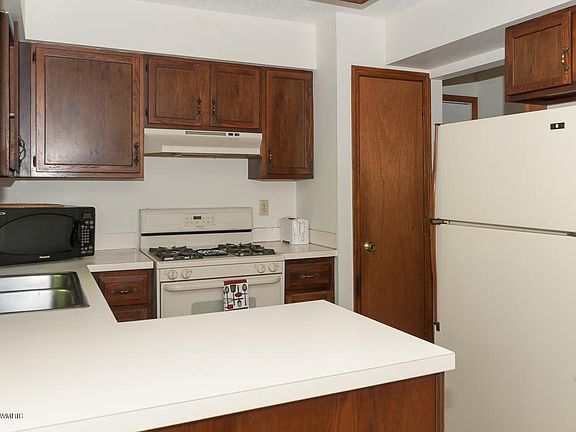 5th image of 10400 Woodlawn Dr