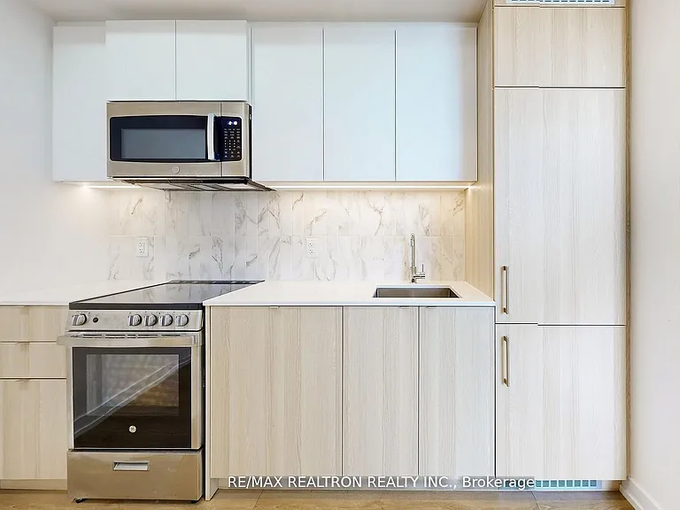 500 Dupont St #301 — Photo 21