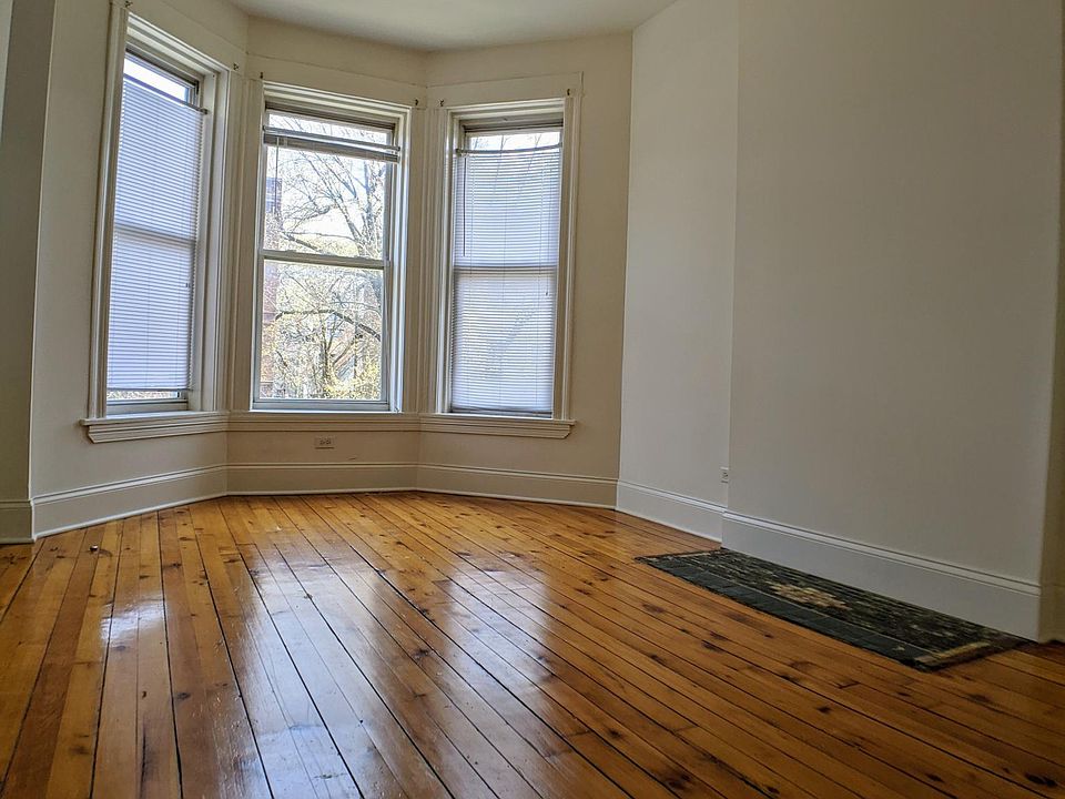 1st image of 1328 N Artesian Ave #2