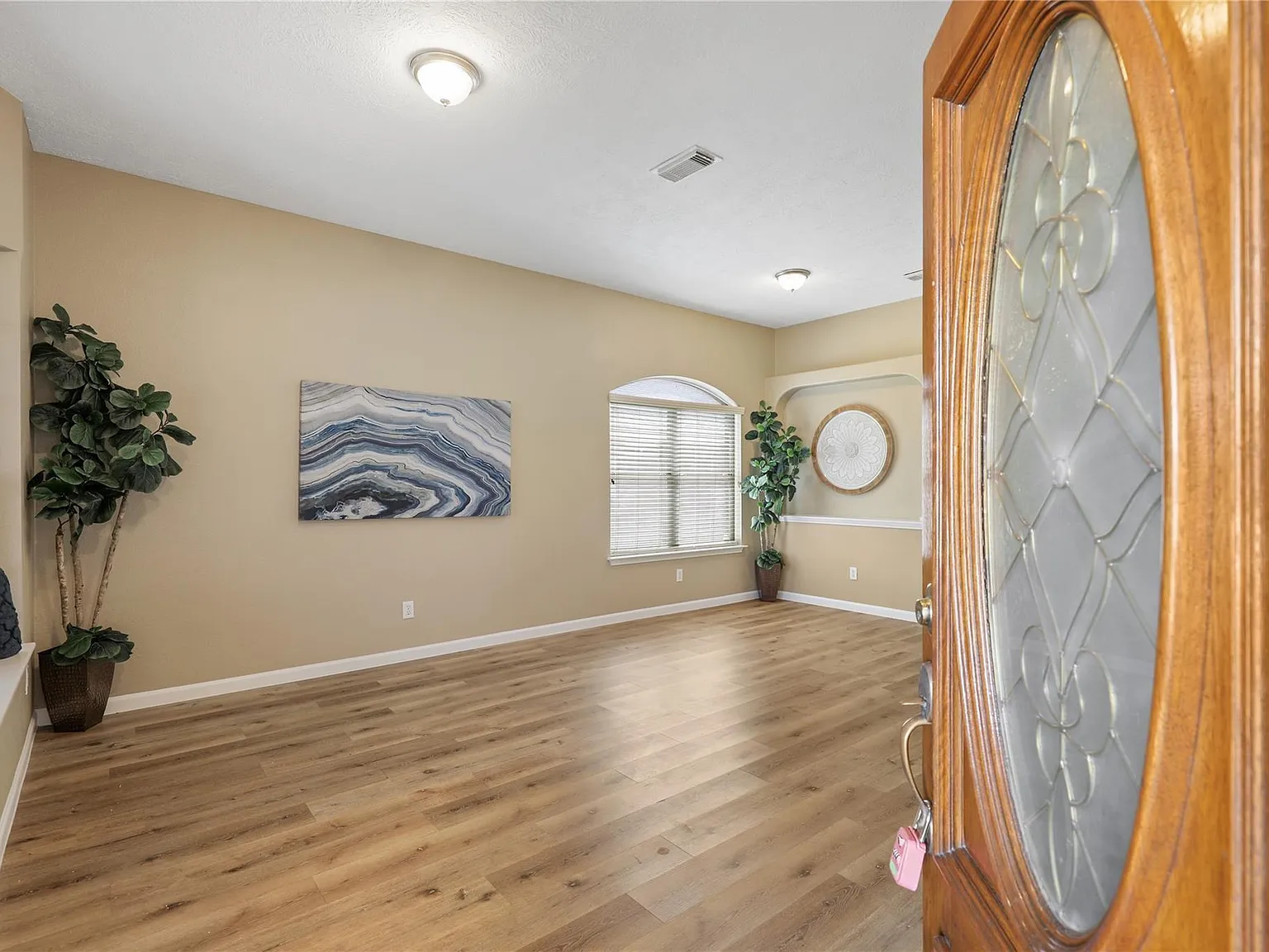 4 bed, 2.0 bath, 1958 sqft, $2,100 — Photo 2