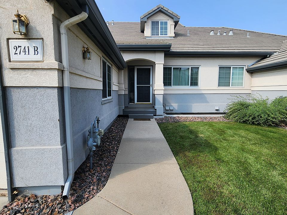 Front entrance to townhome.