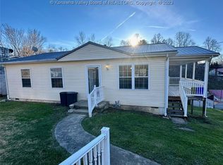 1053 Helen Dr, Hurricane, WV 25526