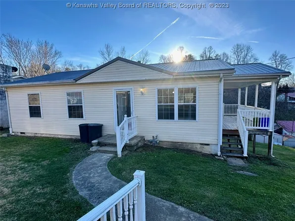 1053 Helen Dr, Hurricane, WV 25526