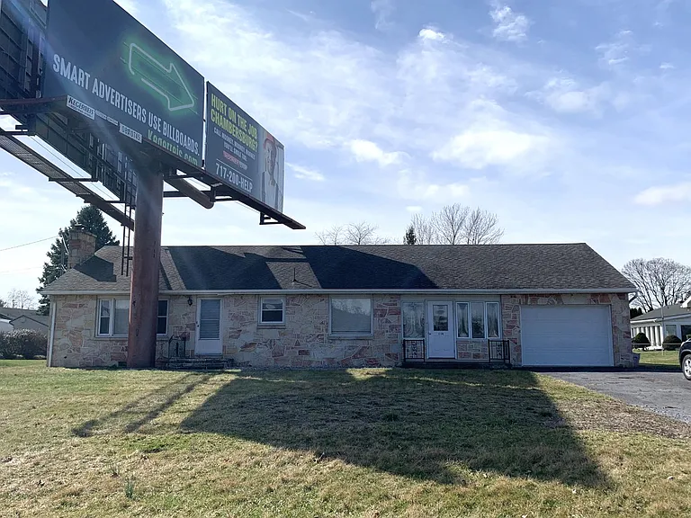 4136 Lincoln Way E — Photo 3