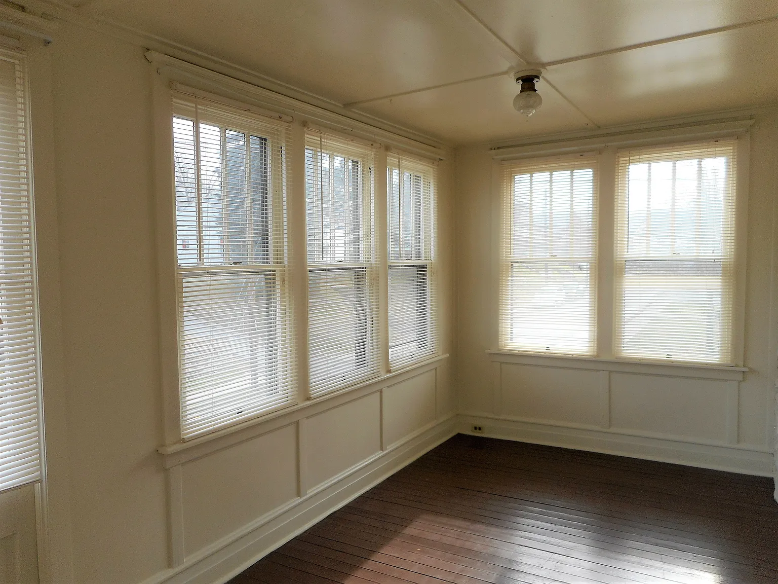 3 bed, 1.0 bath — Photo 3