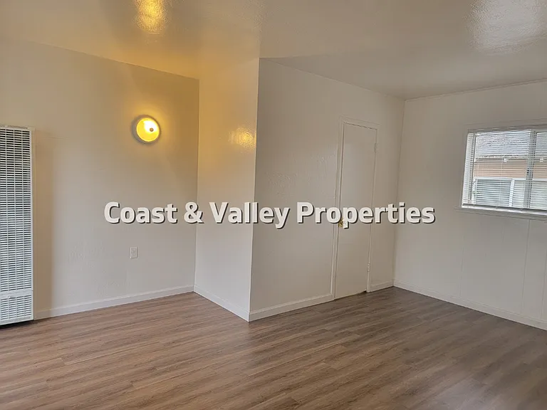 1017 El Camino Real N — Photo 2